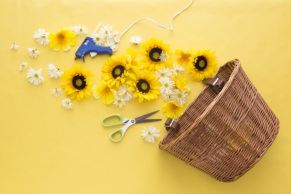 decora-una-cesta-con-flores-para-tu-bicicleta-02