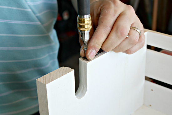 Caja de madera como estantería 5