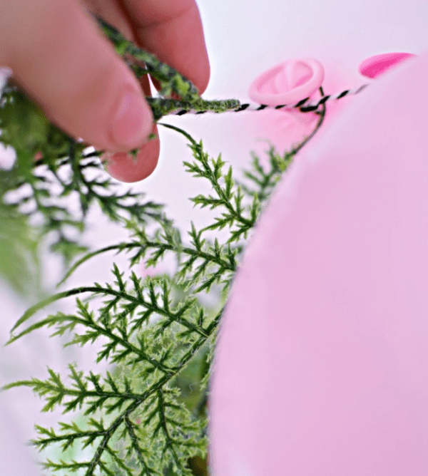 como-preparar-una-guirnalda-de-globos-y-flores-03