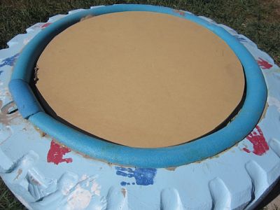 Piscina de arena con un neumático 4