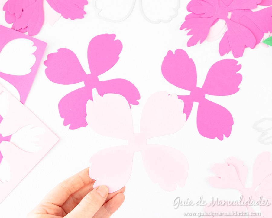 Flores de papel DIY y centro con embossing 3